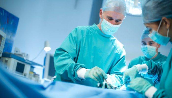 У ребенка опухла шея с одной стороны под ухом: причины, сопутствующие симптомы и лечение