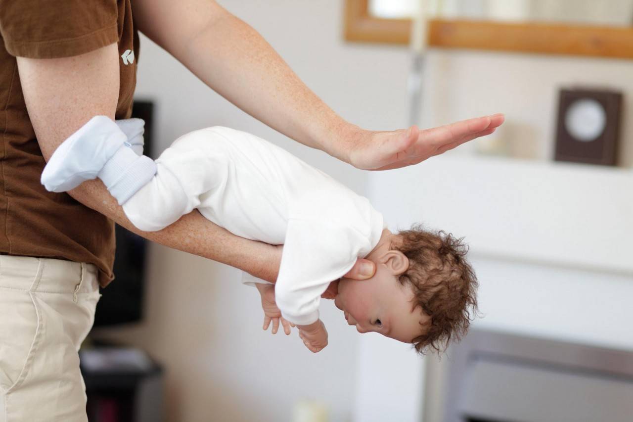 Ребенок проглотил косточку от сливы, финика, чернослива, вишни - что делать?