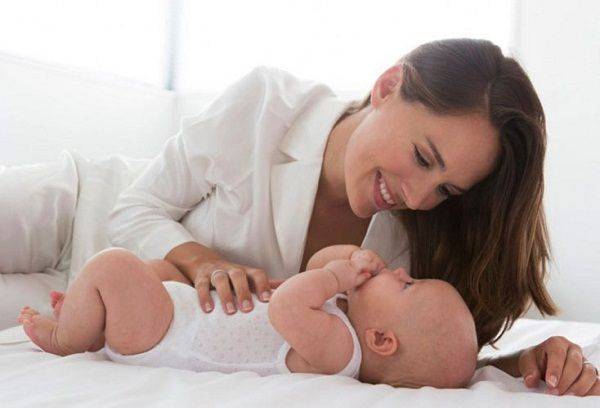 Когда ребенок начинает гулить и агукать: во сколько месяцев, как научить?