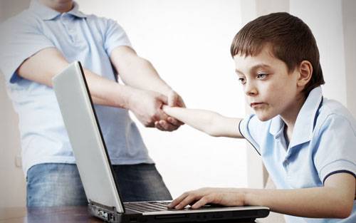 Почему ребенок стал моргать глазами и часто щуриться: причины и лечение