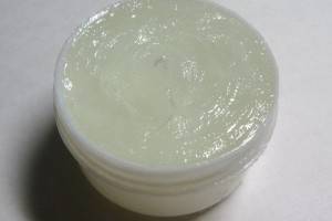 Вазелиновое масло для новорожденных: применение (при запоре, в нос и уши)