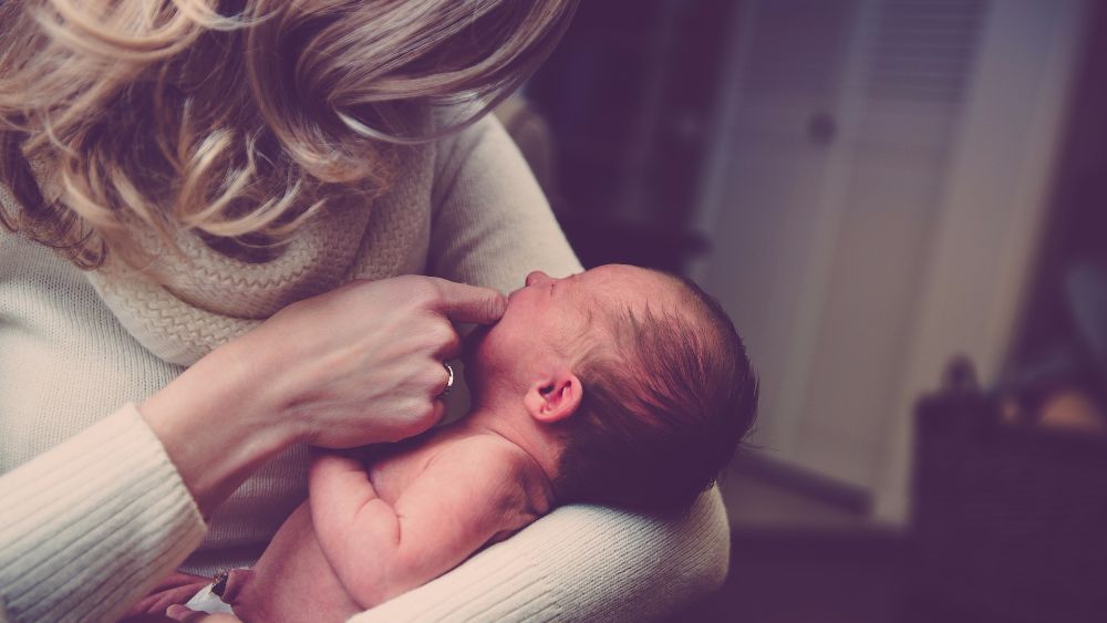 Когда ребенок начинает спать всю ночь: как приучить его, с какого возраста?