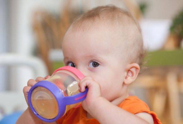 Чем кормить малыша в 1 год: таблицы с рационом и режимом питания годовалого ребенка