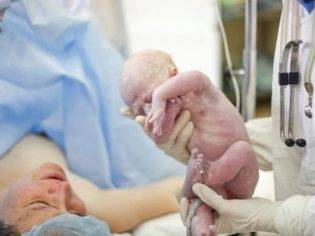 Как лежит ребенок в животе: расположение плода по неделям беременности