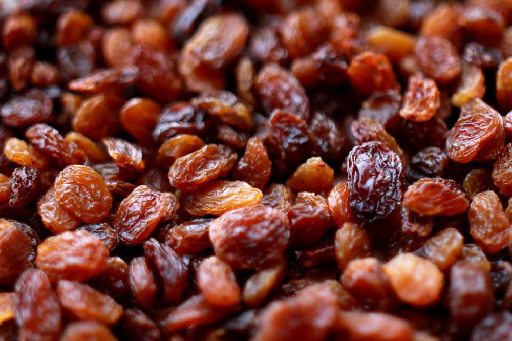 Изюм при грудном вскармливании ????: можно ли кормящей маме в первый месяц?