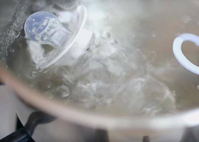 Ортодонтическая пустышка: фото и лучшие ортопедические соски от 0 до 6 месяцев