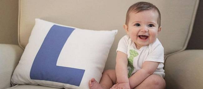 Когда ребенок начинает сидеть самостоятельно, во сколько месяцев малыш садится?