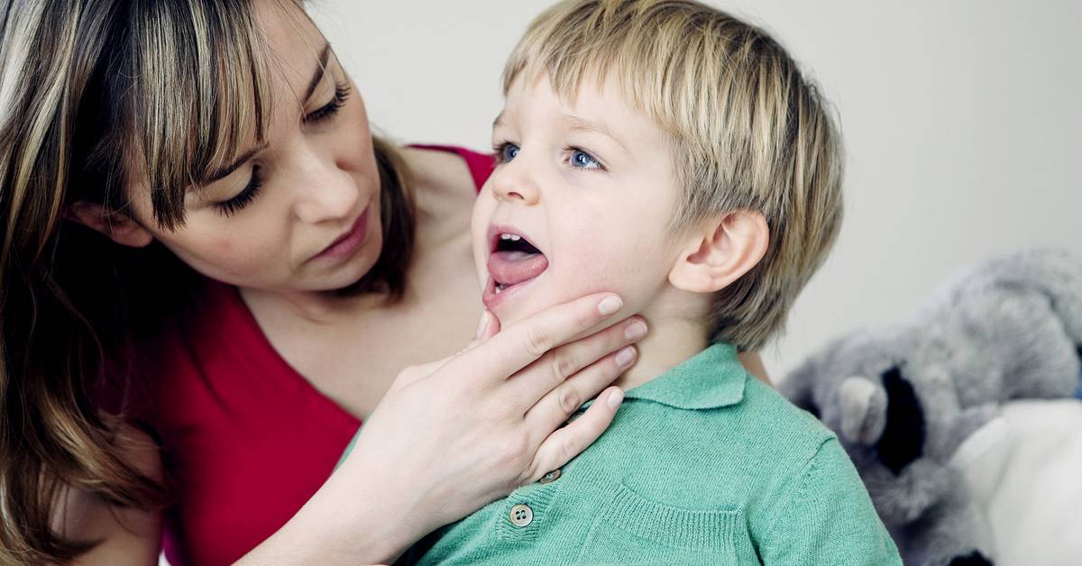 У ребенка постоянно открыт рот: почему это происходит и по какой причине малыш не закрывает его?