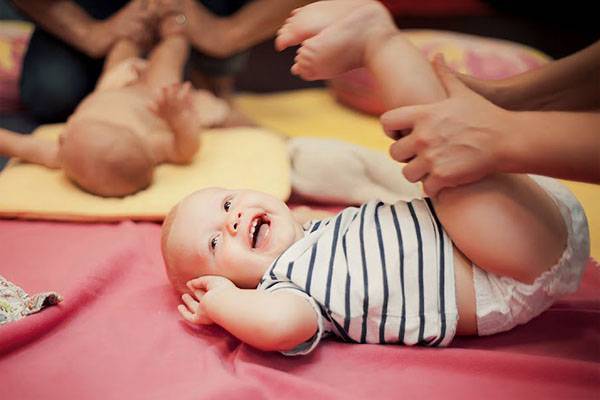 Как развивать ребенка в 4 месяца: игры в домашних условиях, занятия, игрушки