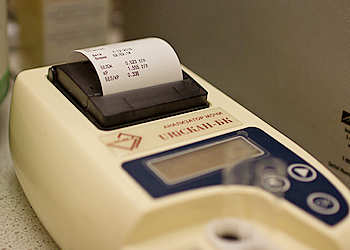 Кальций в моче у ребенка: норма, причины повышения и понижения уровня показателя у новорожденных