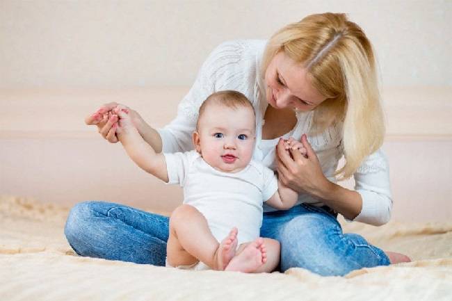 Когда ребенок начинает сидеть самостоятельно, во сколько месяцев малыш садится?