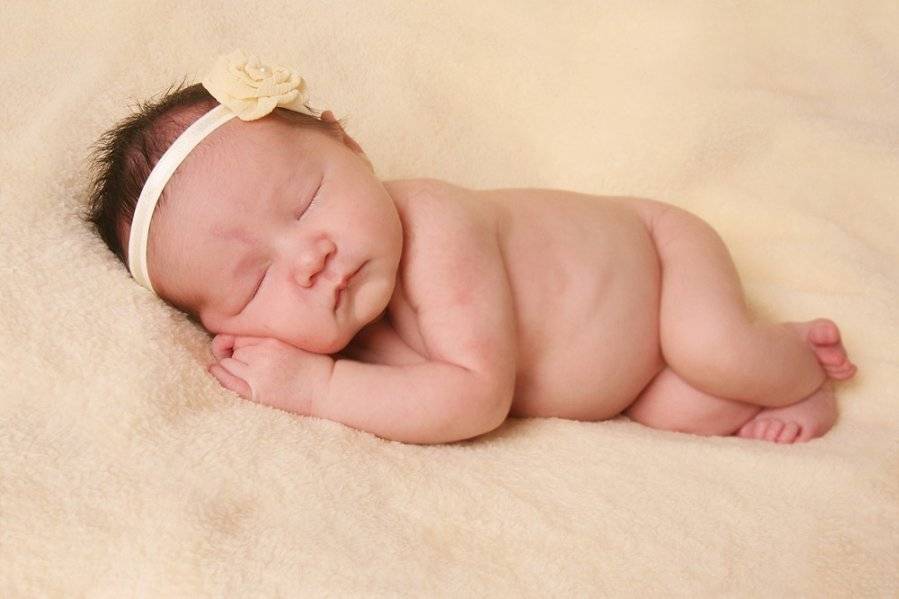 Шелушение и покраснение кожи у ребенка на ногах, ладонях, лице: причины сухости