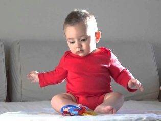 Когда ребенок начинает сидеть самостоятельно, во сколько месяцев малыш садится?