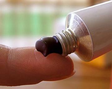 После прививки АКДС у ребенка болит нога, он хромает и не может встать – что делать?