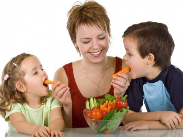 Почему ребенок стал моргать глазами и часто щуриться: причины и лечение