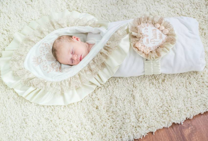 Что нужно для выписки из роддома зимой: одеяло, конверт и другая одежда для новорожденного
