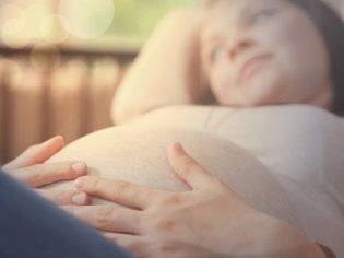 Могут ли начаться схватки без отхождения пробки и вод: какие будут последствия?