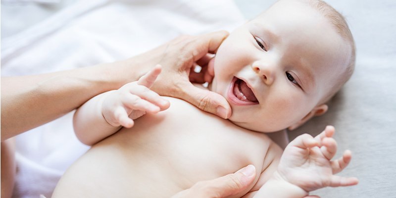 Когда режутся первые зубы у младенцев, во сколько месяцев: схема и последовательность