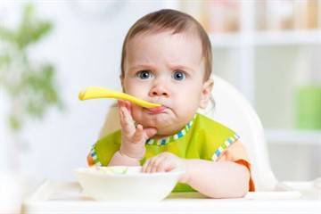 Как научить ребенка жевать и глотать твердую пищу: Комаровский