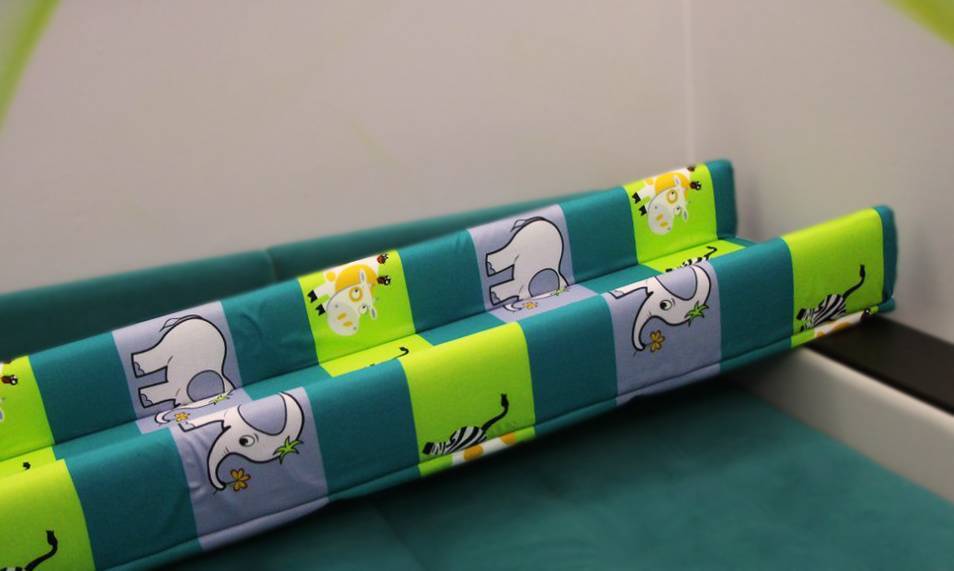 Как научить ребенка ползать в 5-6 месяцев на четвереньках: видео Комаровского