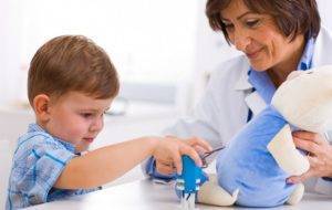 Почему ребенок стал моргать глазами и часто щуриться: причины и лечение