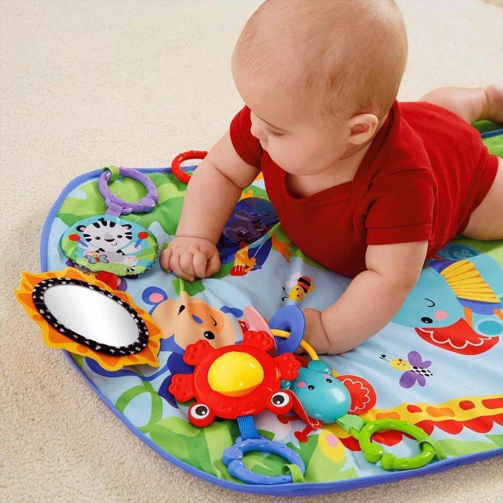 Развивающий коврик для детей: со скольки месяцев нужен, как выбрать лучший?