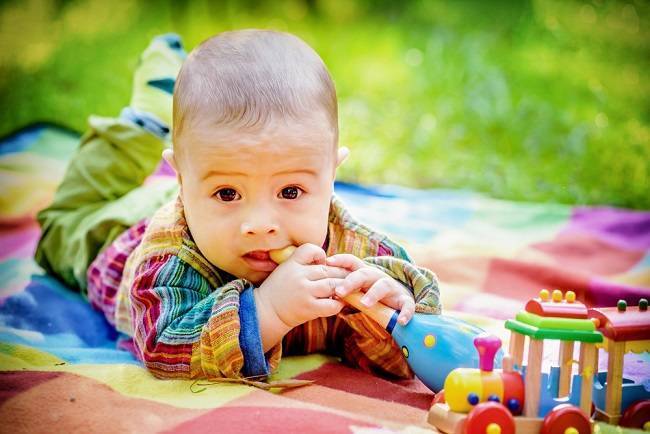 Когда ребенок начинает сидеть самостоятельно, во сколько месяцев малыш садится?