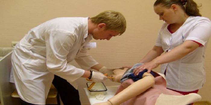 Промывание желудка у детей в домашних условиях: лучшие средства и алгоритм действий