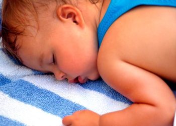 Почему ребенок потеет во время сна и как с этим бороться