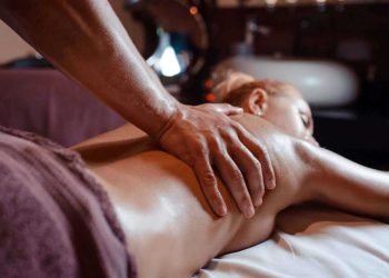 Расслабляющий массаж: преимущества для женщин