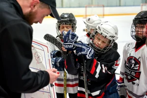 Дети и хоккей: выбор снаряжения для спортивной секции