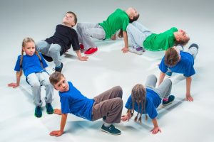 Как выбрать школу танцев для мальчиков: Путеводитель к страсти и успеху в мире танцев