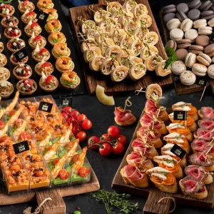 Топ-10 популярных фуршетных наборов для корпоративных событий