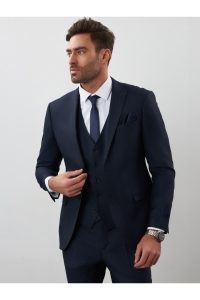 Зачем мужчинам классический костюм