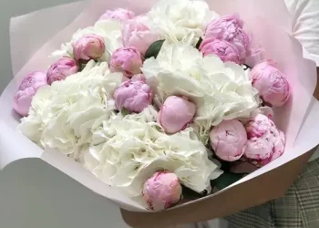 Как выбрать цветы для подарка: секреты идеального букета