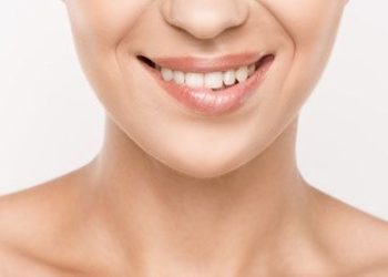 Уход за кожей губ у женщин