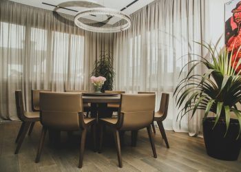 Как шторы позволяют зонировать пространство в квартире студии