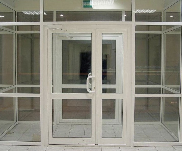 Алюминиевые штульповые двери: особенности, преимущества и сферы применения