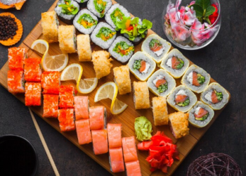 Где в Ижевске заказать горячие роллы от службы доставки Макароллыч?