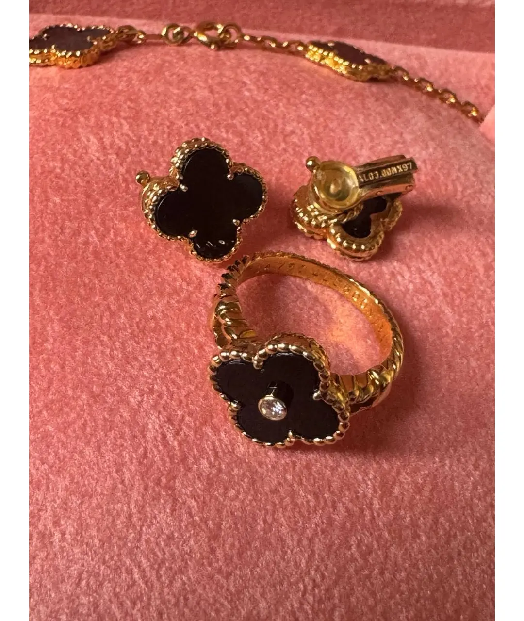 Украшения как напоминание о себе: маленькие ритуалы для мам