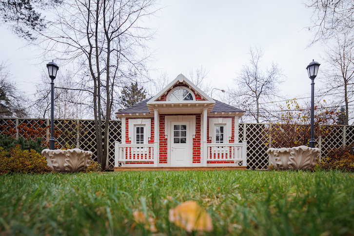 Как организовать игровую зону для ребёнка на даче: от песочницы до настоящего домика