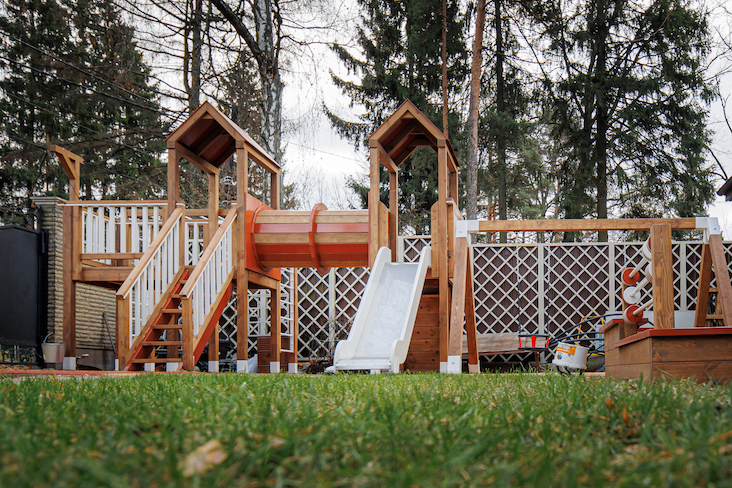 Как организовать игровую зону для ребёнка на даче: от песочницы до настоящего домика