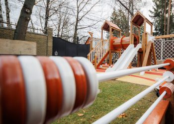 Как организовать игровую зону для ребёнка на даче: от песочницы до настоящего домика