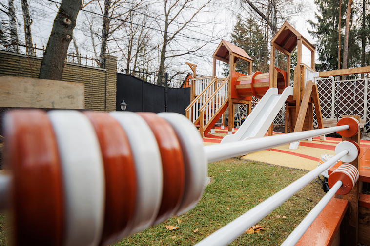 Как организовать игровую зону для ребёнка на даче: от песочницы до настоящего домика