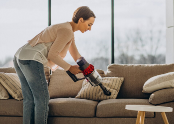 Как удалить загрязнения с дивана