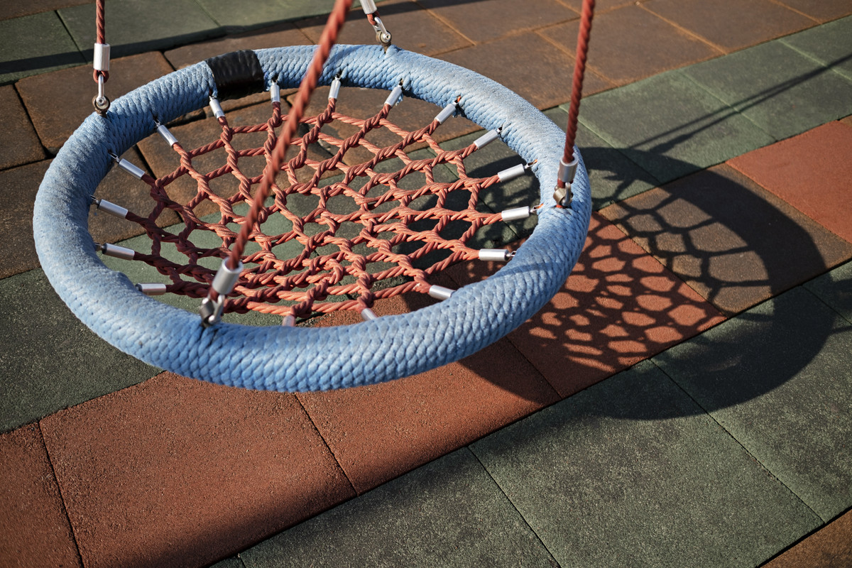 Материалы и покрытия в детских игровых комплексах: что важно знать родителям