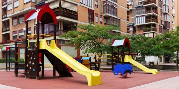 Материалы и покрытия в детских игровых комплексах: что важно знать родителям