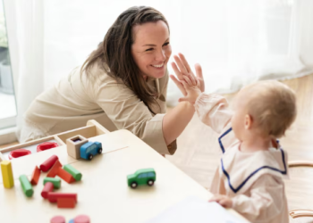 Как выбрать няню для ребенка: ключевые аспекты и важные критерии