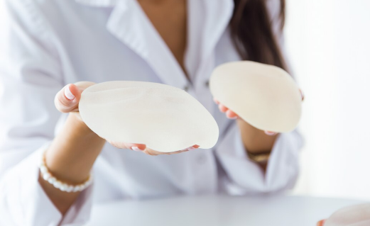 Грудные импланты: все, что нужно знать перед операцией
