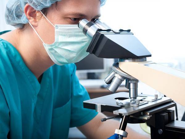 Прожилки крови в кале у грудничка на грудном вскармливании (Комаровский)